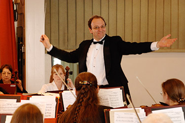 Peter Freisiinger conducts the Parkway Concert Orchestra
